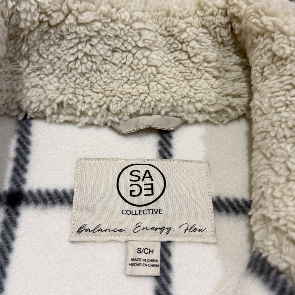SAGE Collective Women's Cream Sherpa Vest - Picture 4 of 7